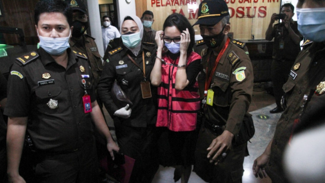 Jaksa Pinangki Sirna Malasari (tengah) mengenakan rompi tahanan Kejaksaan.