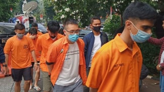 Pesta Seks Gay Digerebek di Hotel Kuningan, Polisi Sita Kondom Hingga Obat HIV!