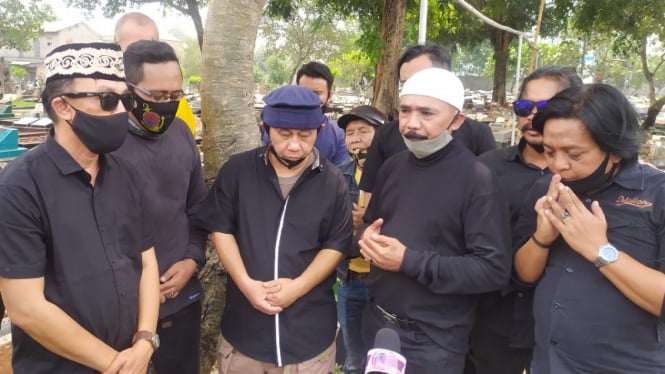 Para pelawak rekan-rekan almarhum Idan Separo hadir di lokasi pemakaman