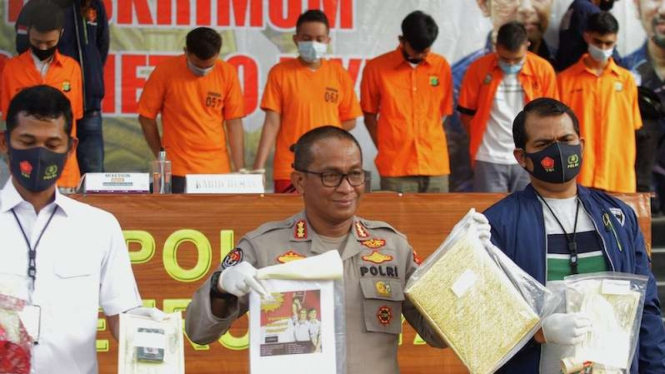 Polda Metro Jaya berhasil mengamankan 9 orang tersangka sebagai penyelenggara dan 47 orang saksi sebagai peserta saat melakukan pesta seks sesama jenis di salah satu apartemen di kawasan Jakarta Selatan.