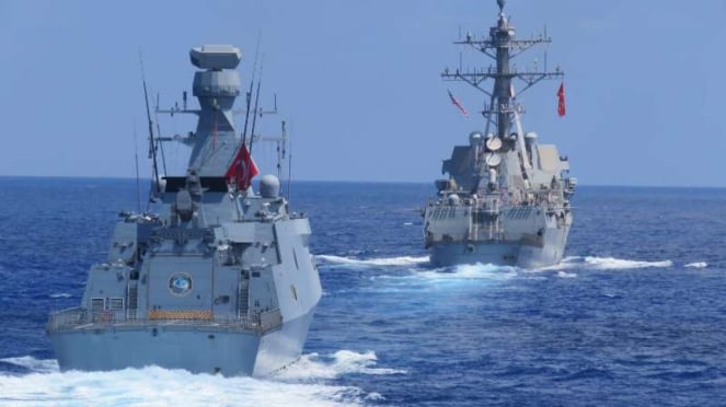 VIVA Military: Turkish frigate in the Mediterranean.