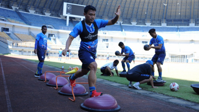 Gelandang Persib Bandung, Dedi Kusnandar, saat berlatih