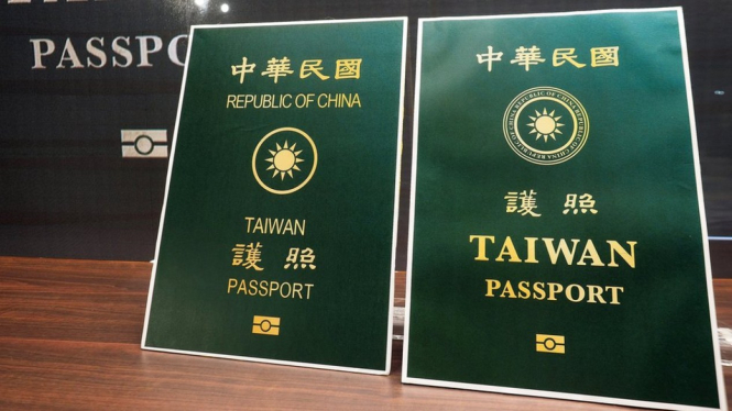 Paspor baru (kanan) dengan Tulisan Taiwan lebih besar dan tulisan Republic of China lebih kecil, dibandingkan dengan paspor lama (kiri).-EPA
