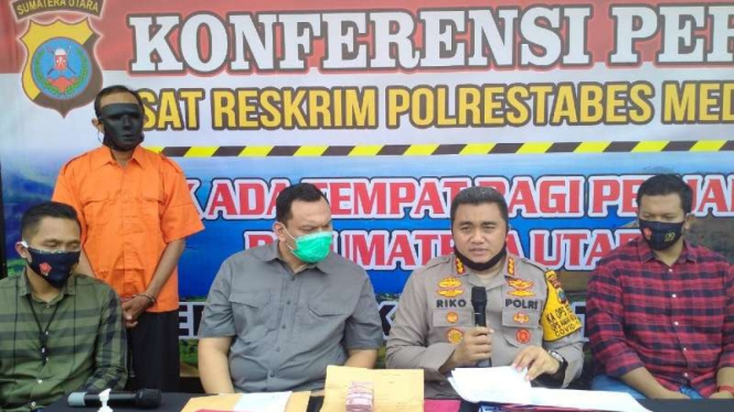Kapolrestabes Medan Riko Sunarko mengumumkan korupsi manajer kantor Pos