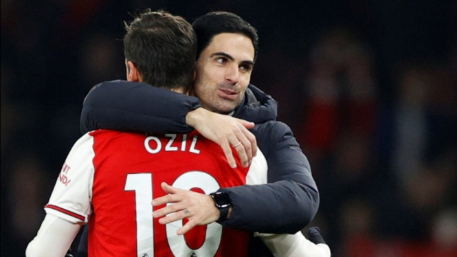 Manajer Arsenal Mikel Arteta, dan Mesut Oezil. 
