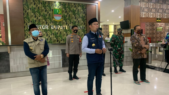 Gubernur Jawa Barat, Ridwan Kamil di kantor Bupati Bekasi.