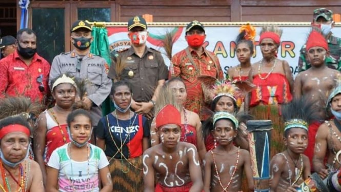 Warga suku Sumuri di Distrik Tofoi, Kabupaten Teluk Bintuni, Papua Barat