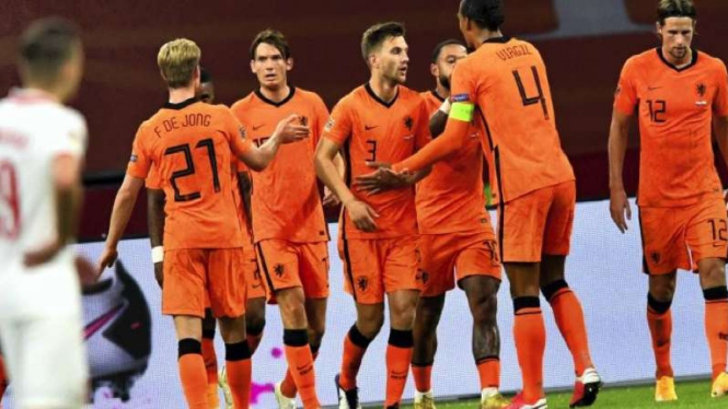 Skuad Belanda merayakan gol ke gawang Polandia