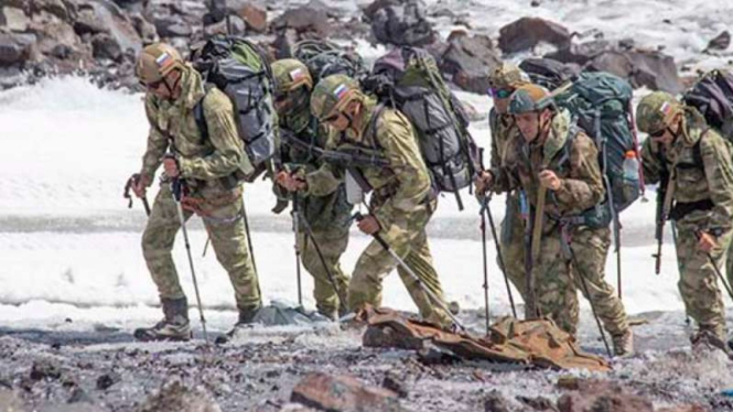 VIVA  Militer: Tim pendakian militer Rusia pemecah rekor dunia Gunung Elbrus.