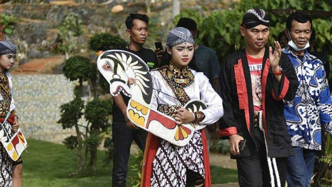 Mayor TNI Sunaryanto (baju hitam)