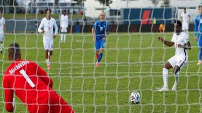 Raheem Sterling melepaskan tendangan penalti saat lawan Islandia