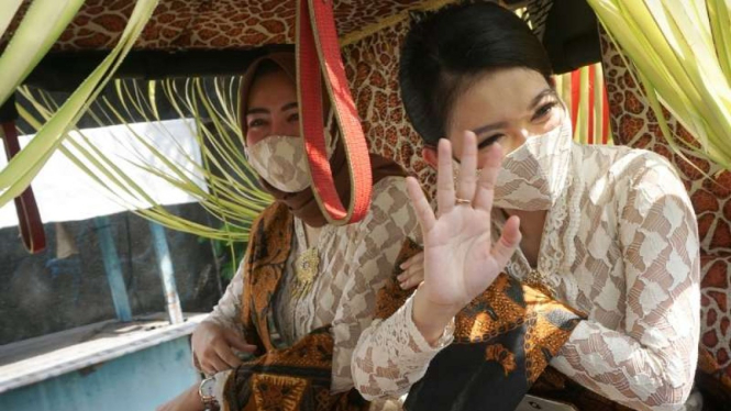 Selvi Ananda, istri Gibran Rakabuming Raka sang putra sulung Presiden Joko Widodo, saat ikut mengantar sang suami mendaftar sebagai calon wali kota Solo di kantor KPU, Jumat, 4 September 2020.