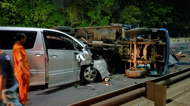 Alphard hantam truk yang terguling di tol