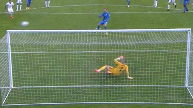 Tendangan penalti pemain Islandia gagal menjadi gol ke gawang Inggris. 