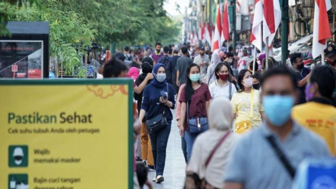 Sejumlah wisatawan berkunjung ke kawasan Jalan Malioboro di Yogyakarta 