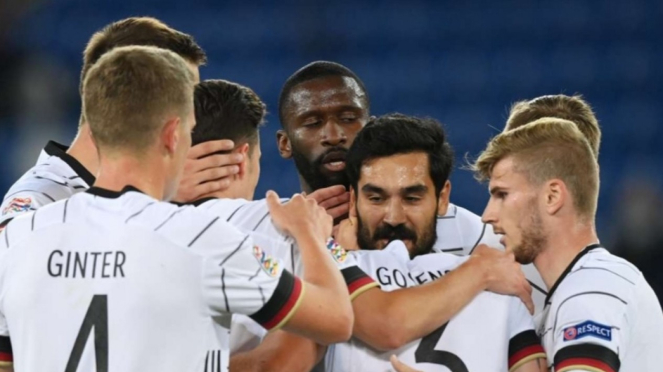 Para pemain Timnas Jerman merayakan gol. 