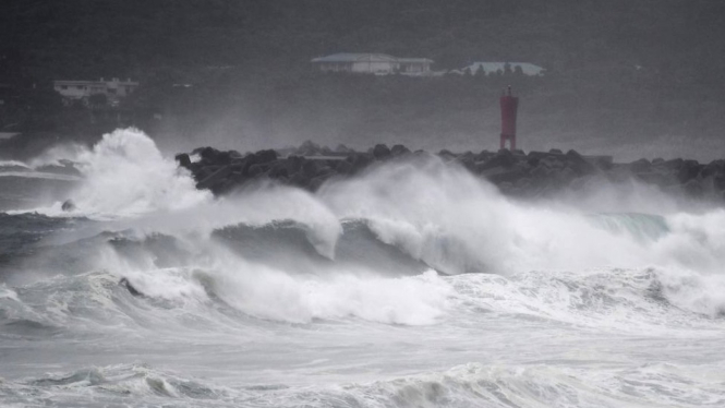 Ombak menghantam pantai saat Topan Haishen mendekati prefektur Kagoshima di Jepang.-Getty Images

