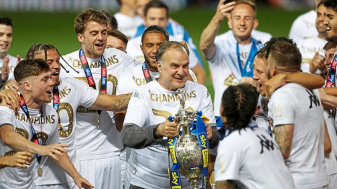 Leeds United saat merayakan juara Divisi Championship.