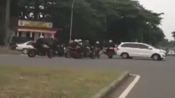 Rombongan pengendara moge pawai dikawal polisi