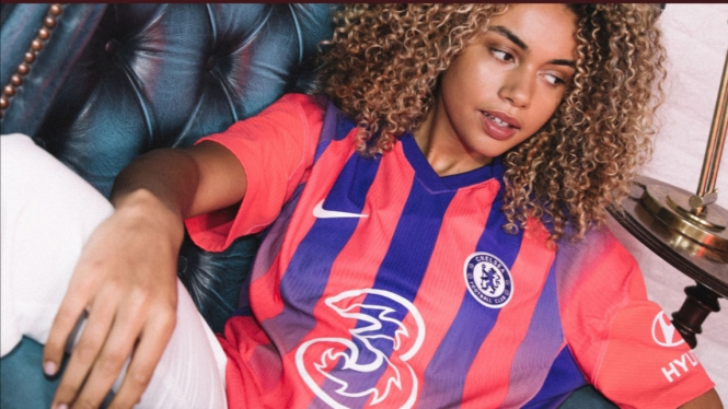 Jersey terbaru Chelsea, yang mirip seperti kostum utama Crystal Palace. 