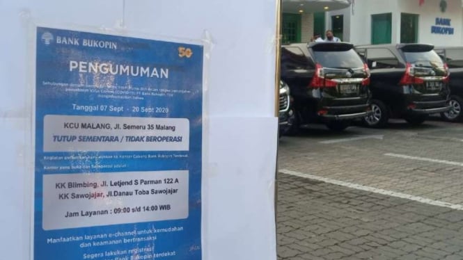 Kantor Cabang Umum Bank Bukopin Malang di Jalan Semeru, Kota Malang, Jawa Timur, ditutup selama 14 hari menyusul dua karyawan mereka positif terjangkit COVID-19.