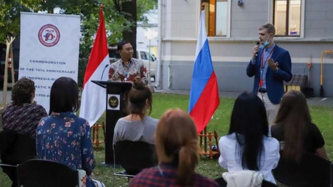 Kuasa Usaha Ad Interim KBRI Moskow, Wakil Duta Besar Azis Nurwahyudi, saat bertemu kaum muda Rusia di Taman KBRI Moskow, 7 September 2020.