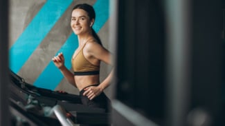 Use zapatillas para correr para hacer ejercicio en el gimnasio, tenga cuidado que puede causar lesiones