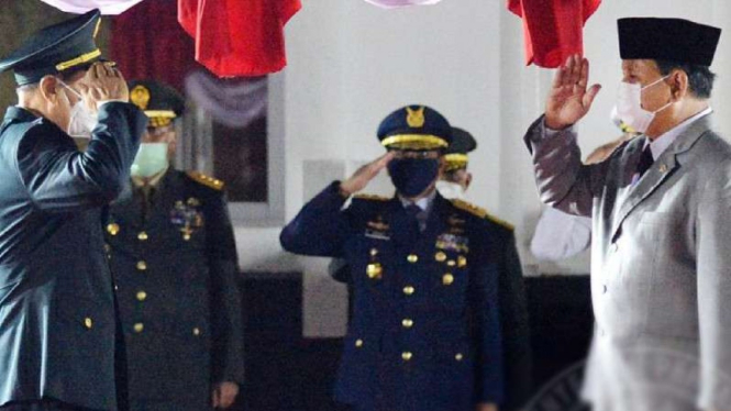 VIVA Militer: Menhan China memberi hormat pada Prabowo Subianto.