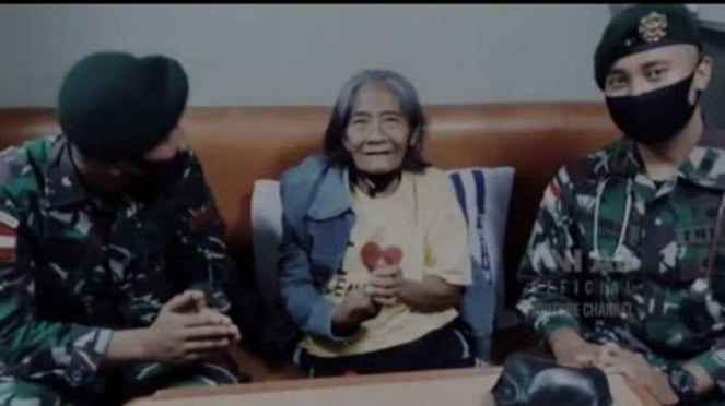 VIVA Militer : Nenek Sumiyati bersama Prada Achmad Rifai