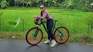 Rajin Olahraga 10 Artis Ini Awet Muda, Wulan Guritno - Sophia Latjuba