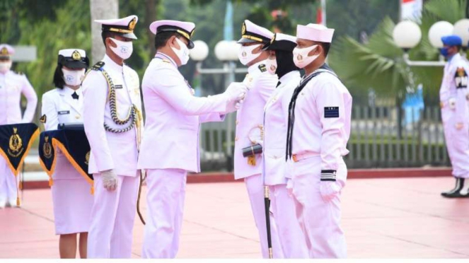 VIVA Militer : Kasal memberikan Penghargaan kepada tiga prajurit TNI AL
