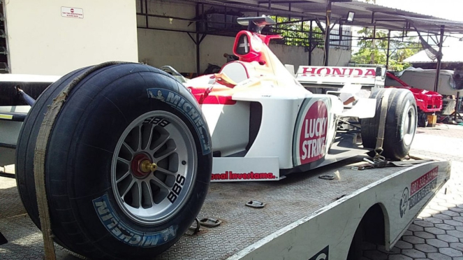 Mobil balap F1 tim BAR Honda yang diservis di bengkel Indonesia