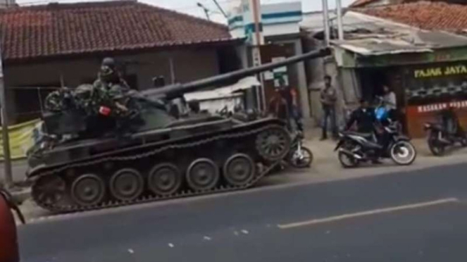 VIVA Militer: Tank baja TNI seruduk tukang gorengan.