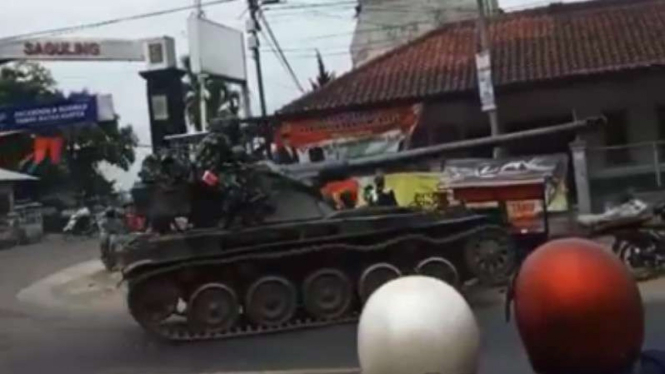 VIVA Militer: Tank baja TNI seruduk tukang gorengan.