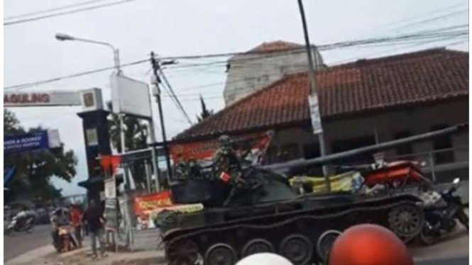 VIVA Miliiter : Tank Tempur TNI milik Yonkav 4/KC Kodam Siliwangi tabrak gerobak