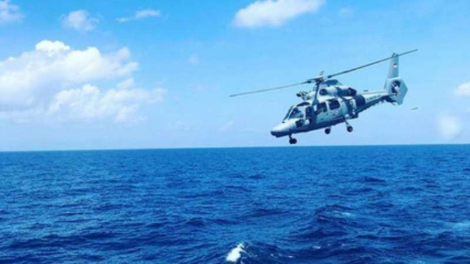 VIVA Militer: Helikopter bantuan TNI AL.