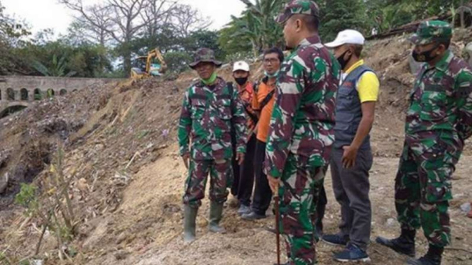 VIVA Militer: Danrem O73 Kolonel Ari Yulianto di lokasi temuan mutiara Belanda.