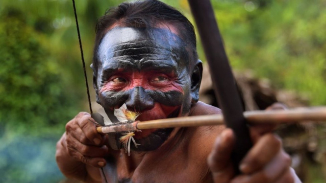 (Foto ilustrasi) Seorang anggota suku Waiapi membidikkan anak panahnya di Desa Manilha, Begara Bagian Amapa, Brasil.-AFP/GETTY IMAGES


