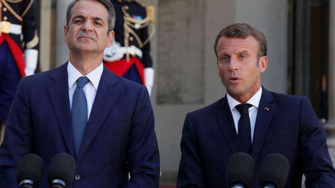 VIVA Militer: Kyriakos Mitsotakis (kiri) dan Emmanuel Macron (kanan)
