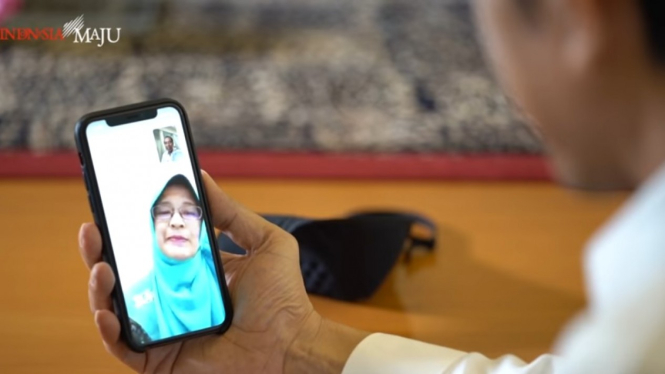 Presiden Jokowi sedang video call dengan Guru SMP di Padang 