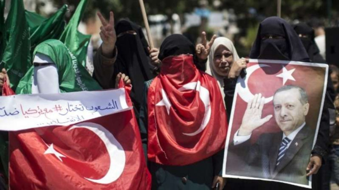 VIVA Militer: Wanita Palestina membawa foto Presiden Turki, Recep 