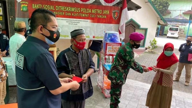 Penyerahan bantuan masker dan tempat cuci tangan ke tempat ibadah di Jakarta