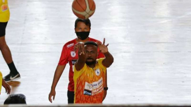 Pemain Persipura Jayapura menjajal olahraga basket.