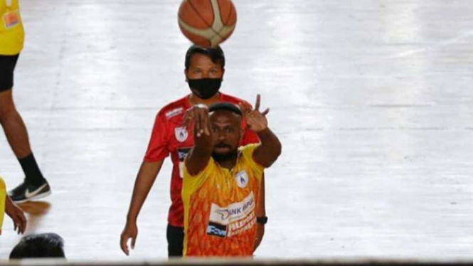 Pemain Persipura Jayapura menjajal olahraga basket.