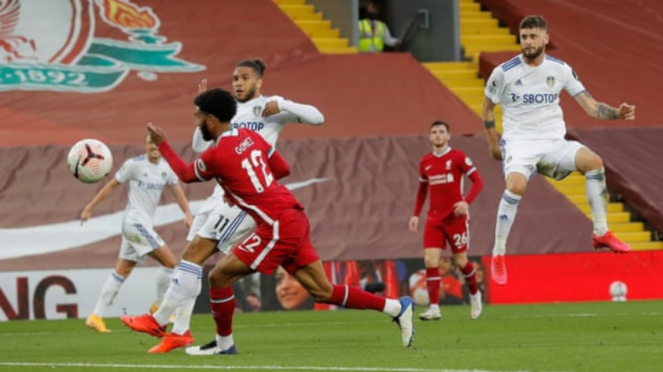 Gol ketiga Leeds United ke gawang Liverpool dicetak Mateusz Klich (kanan)
