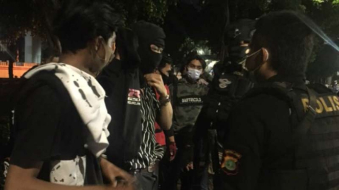 Polisi melakukan patroli jelang PSBB di DKI