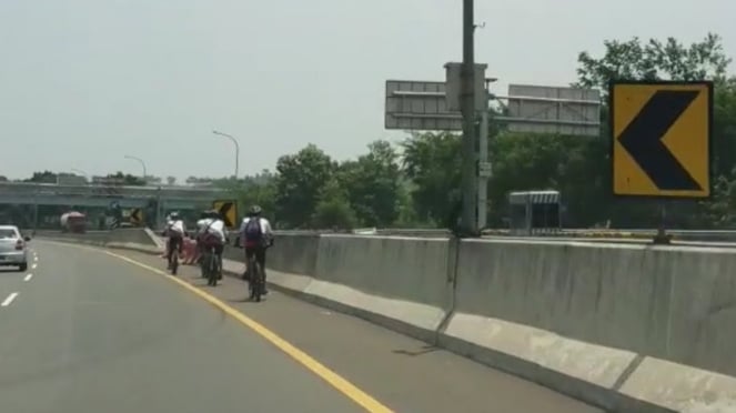 Rombongan pesepeda masuk tol Jagorawi arah Bogor
