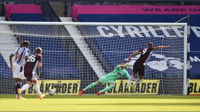 Striker Leicester City, Jamie Vardy, mengeksekusi penalti ke gawan West Brom. 