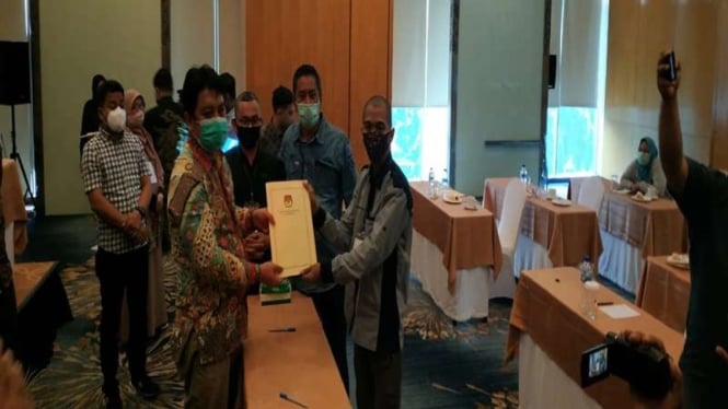 Ketua KPU Medan, Agussyah R Damanik menyerahkan berkas kepada perwakilan calon