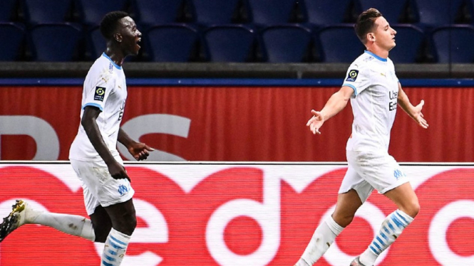 Winger Olympique Marseille, Florian Thauvin (kanan), merayakan gol ke gawang PSG